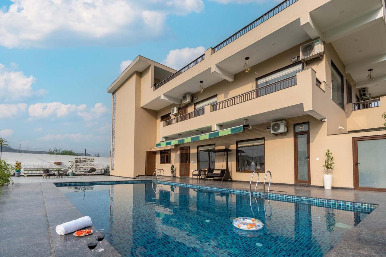 Brookvale Manor By Stayvista - Private Pool Haven With Endless Views & Indoor Fun Sohna Exteriör bild