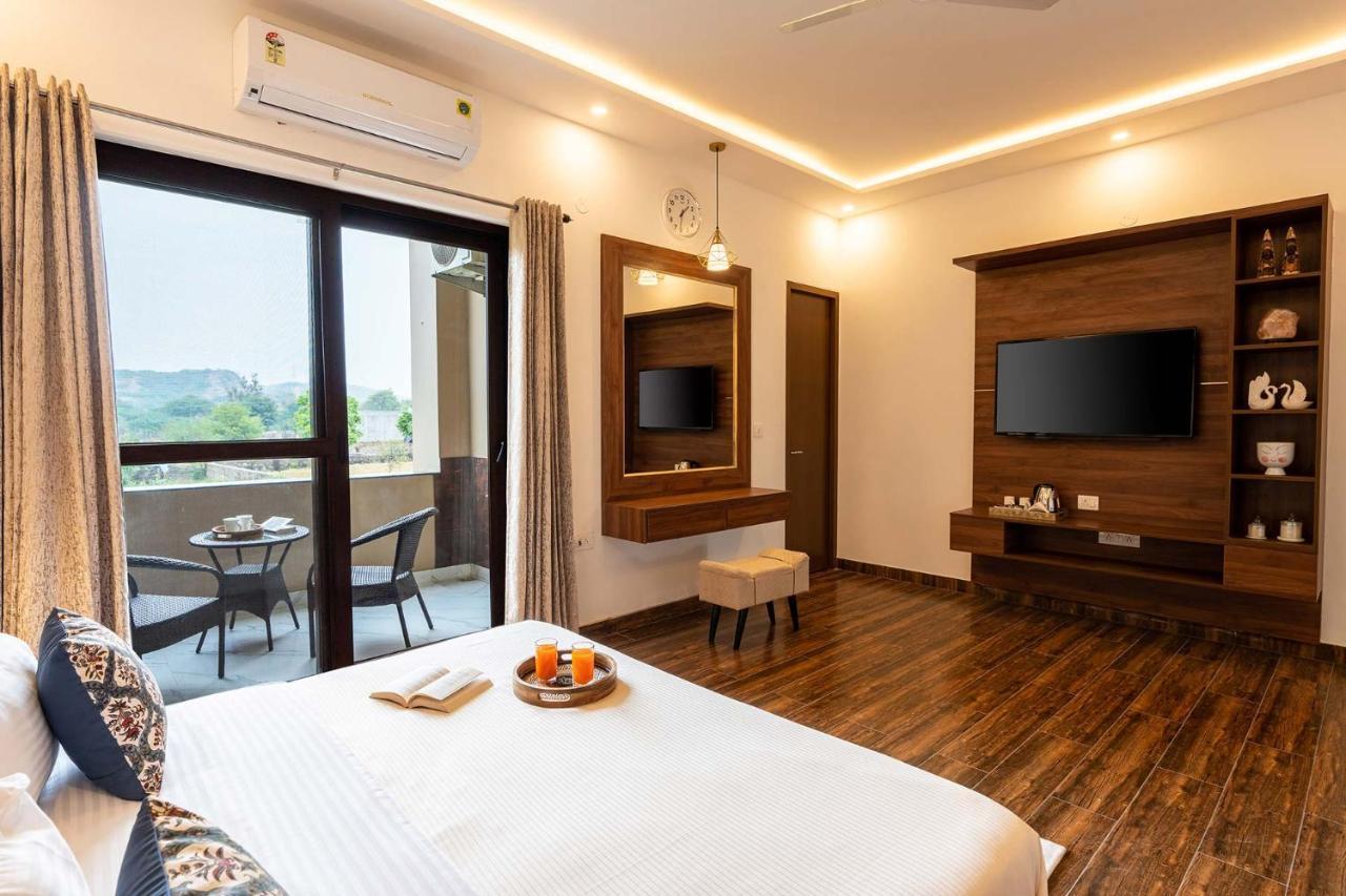 Brookvale Manor By Stayvista - Private Pool Haven With Endless Views & Indoor Fun Sohna Exteriör bild